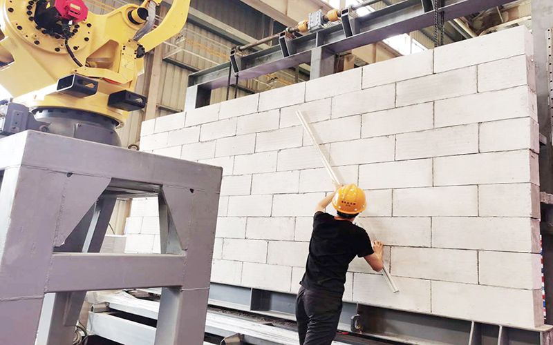 Système d'application du béton cellulaire autoclavé